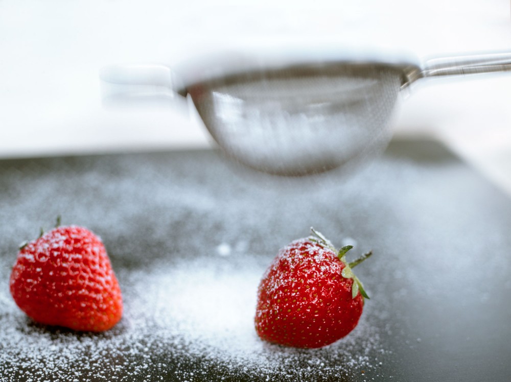 Strawberries_and_sieve_1234972364_L